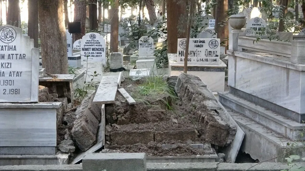 Deprem mezarları bile yıktı