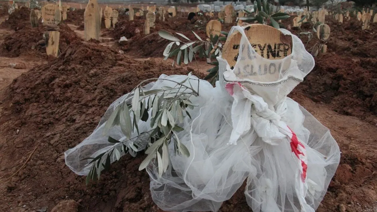 Depremde ölenlerin yarım kalan hikayeleri mezarlara yansıdı