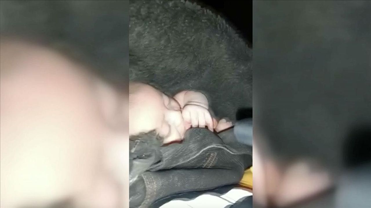 Elbistan'da 48 saat sonra kurtarılan 2 aylık bebek enkazdan elini emerek çıktı