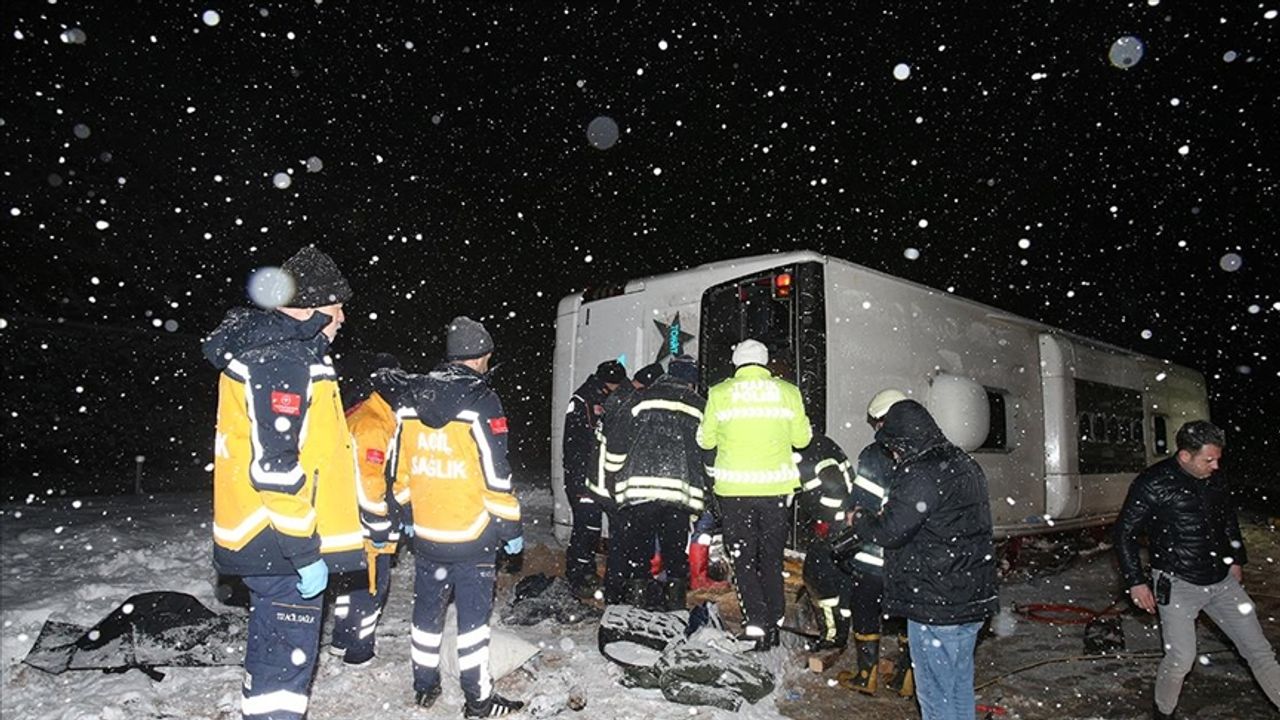 Tokat'ta yolcu otobüsünün devrilmesi sonucu 1 kişi öldü, 15 kişi yaralandı