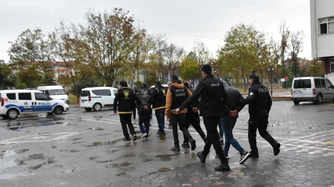 Aksaray'da çeşitli suçlardan aranan 15 kişi yakalandı.