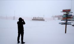 Erciyes Kayak Merkezi ile Sivas'ın yüksek kesimlerine kar yağdı