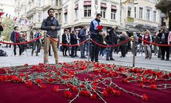 Beyoğlu'nda patlamanın yaşandığı yere karanfil bırakıldı