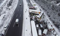 Anadolu Otoyolu'nun Bolu kesiminde 6 aracın karıştığı kazada 5 kişi yaralandı