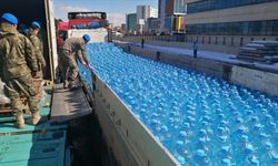 Mehmetçik deprem bölgesinde yaraları sarmaya devam ediyor