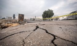 Hatay merkezli depremde bazı yol ve köprüler zarar gör