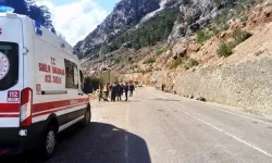 Otomobilin üzerine kaya düştü: 4 öğretmen hayatını kaybetti