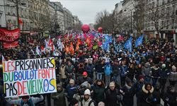 Fransa'da emeklilik yaşını yükselten reforma karşı ülke genelinde protestolar düzenleniyor