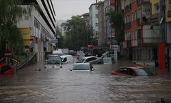 Başkentte sağanak nedeniyle vatandaşlar sürüklenen araçlarda mahsur kaldı