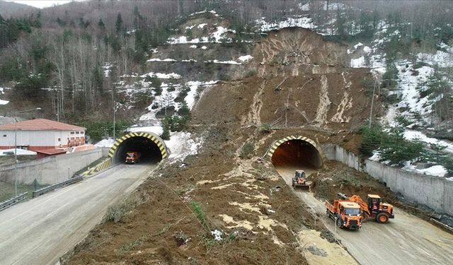 Heyelan sonrası Bolu Dağı Tüneli'nde yol açma çalışmaları sürüyor