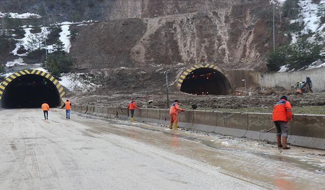 Heyelan sonrası Bolu Dağı Tüneli'nde yol açma çalışmaları sürüyor