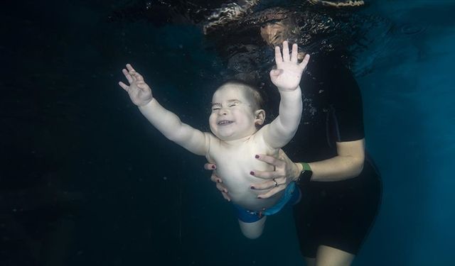 Yüzmeyi öğrenen bebekler artık sudan korkmuyor