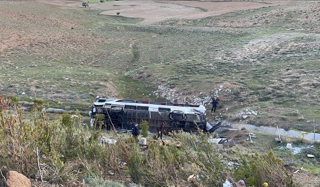 Niğde'de otobüsün devrilmesi sonucu 3 kişi öldü, 41 kişi yaralandı