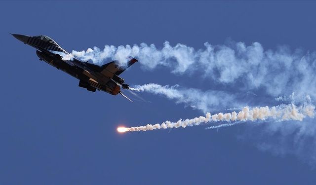 SOLOTÜRK yeni manevrasıyla F-16 sınırlarını aştı