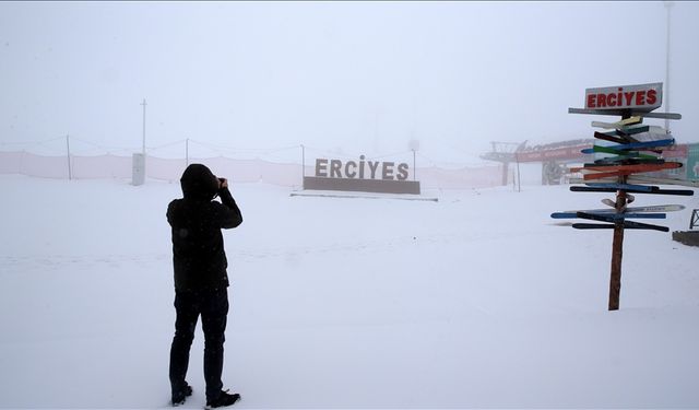 Erciyes Kayak Merkezi ile Sivas'ın yüksek kesimlerine kar yağdı