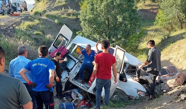 Siirt'te şarampole devrilen minibüsteki 4 kişi öldü, 6 kişi yaralandı