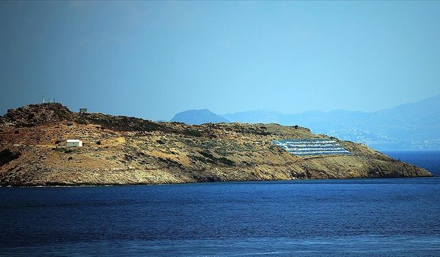 Keçi Adası'ndaki Yunan askerleri ve adaya yerleştirilen ağır silahlar görüntülendi