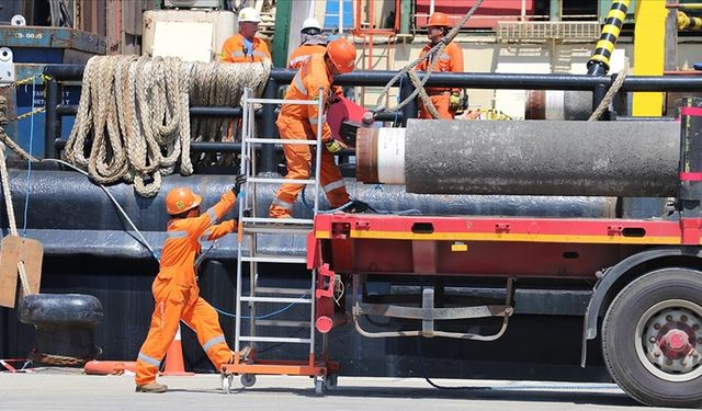 Karadeniz gazını karaya taşıyacak borular denize iniyor