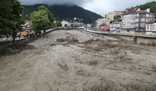 Kastamonu'da sağanak nedeniyle taşan çay su baskınlarına neden oldu