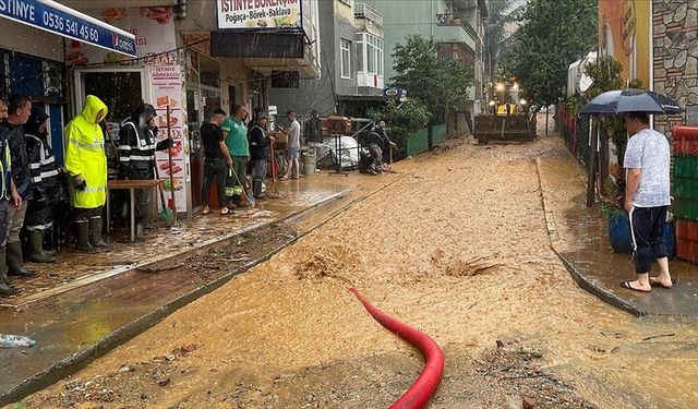 İstanbul'da gök gürültülü sağanak baskınlara neden oldu