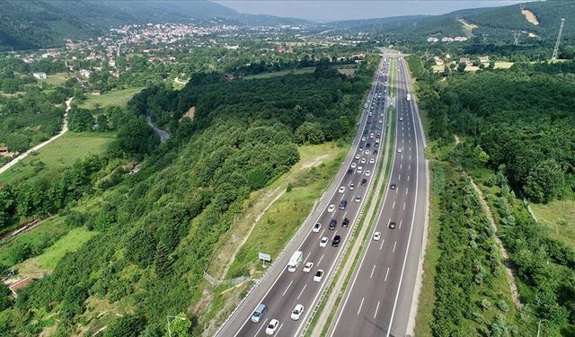 Bolu Dağı'nda bayram tatili nedeniyle uzun araç kuyrukları oluştu