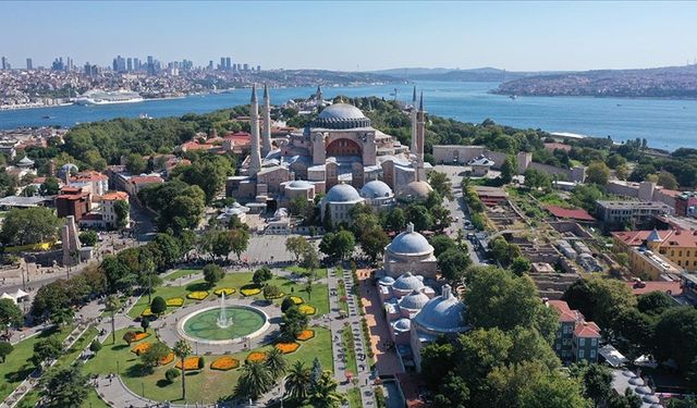 Ayasofya ibadete açılmasının ikinci yılında 6,5 milyonu aşkın ziyaretçiyi ağırladı