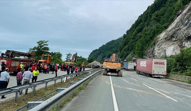 Artvin'de kara yolundaki tırların üzerine kaya düşmesi sonucu 1 kişi öldü