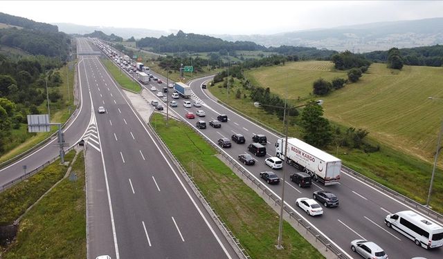 Bayram tatili için yola çıkanlar Bolu Dağı'nda uzun araç kuyrukları oluşturdu