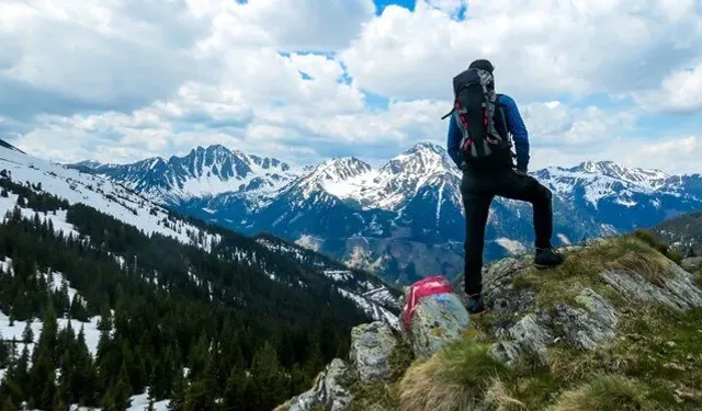 Alplerin zirvesinde fotoğraf çekmeye çalışan kişi düşerek öldü