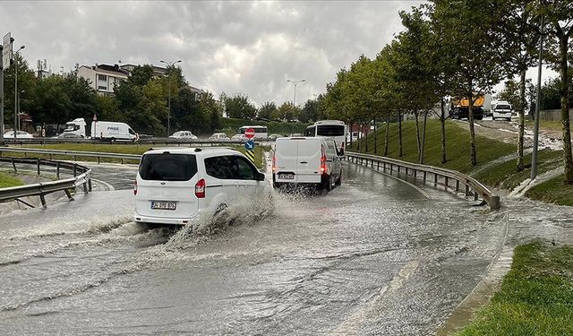 İstanbul'da gök gürültülü sağanak hayatı olumsuz etkiliyor