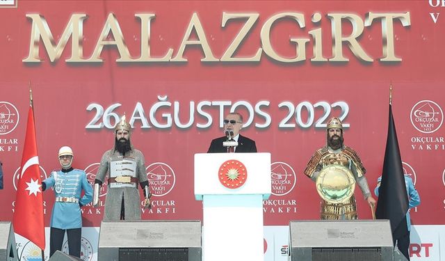 Cumhurbaşkanı Erdoğan: Bayrağımızda sembolleştirdiğimiz özgürlüğümüzü hedef alan hiç kimseyi affetmeyiz