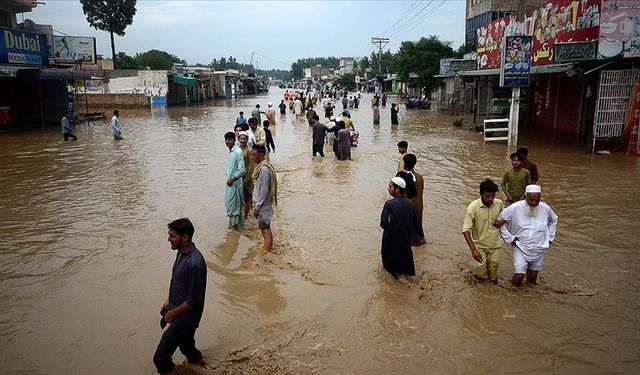 Pakistan'da şiddetli yağışlar sebebiyle ölenlerin sayısı 1033'e çıktı