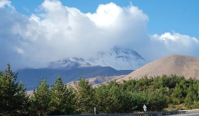 Erciyes'e mevsimin ilk karı yağdı