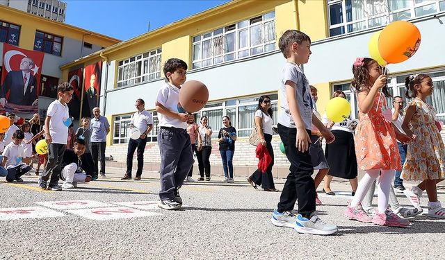 Okullar yarın açılıyor