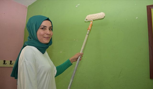 İnci öğretmen, boyadığı okulunu yeni eğitim-öğretim yılına hazırladı