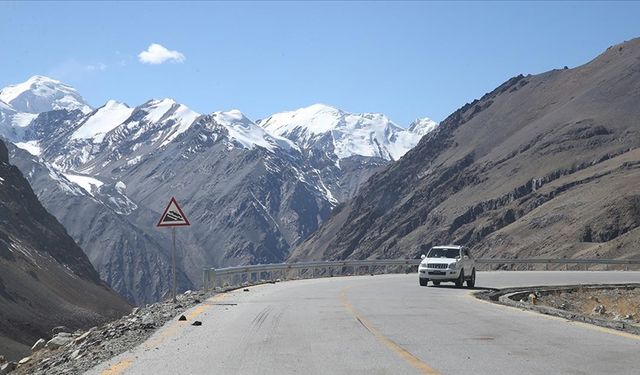 Pakistan ile Çin'i birbirine bağlayan 'Khunjerab' dünyanın en yüksek geçiş noktası