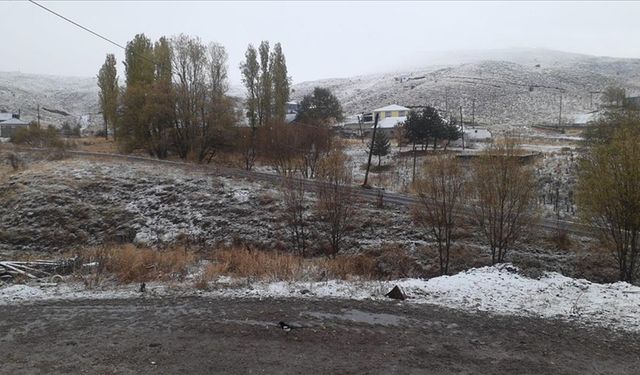 Sivas'ın yüksek kesimlerine kar yağdı