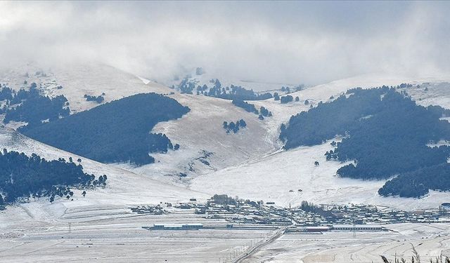 Doğu'da yüksek kesimler karla kaplandı