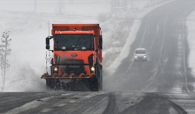 Ardahan ve Kars'ta kar yağışı etkili oluyor