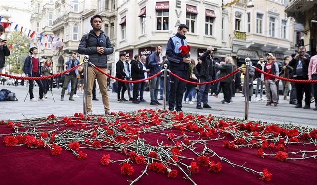 Beyoğlu'nda patlamanın yaşandığı yere karanfil bırakıldı