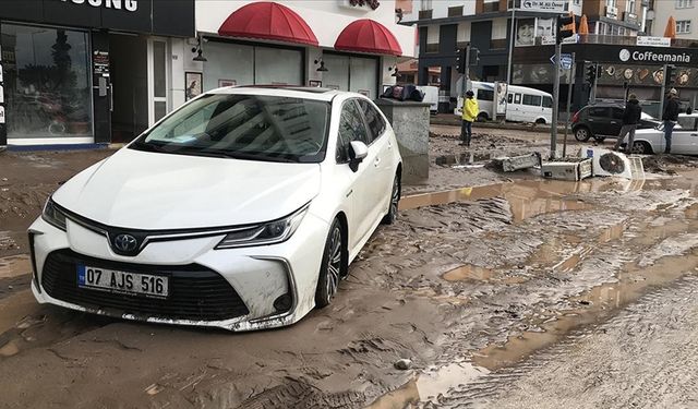 Antalya'da kuvvetli yağış sele neden oldu