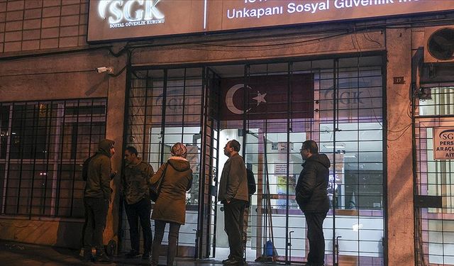 İstanbul'da EYT için işlem yapmak isteyen vatandaşlar geceden sıraya girdi