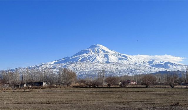 Ağrı Dağı'na 2,5 ay sonra kar yağdı