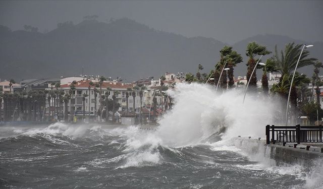 Muğla'da sağanak ve fırtına yaşamı olumsuz etkiliyor