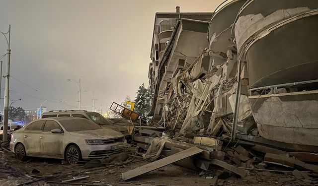 KAHRAMANMARAŞ'TA 7,4 BÜYÜKLÜĞÜNDE DEPREM!