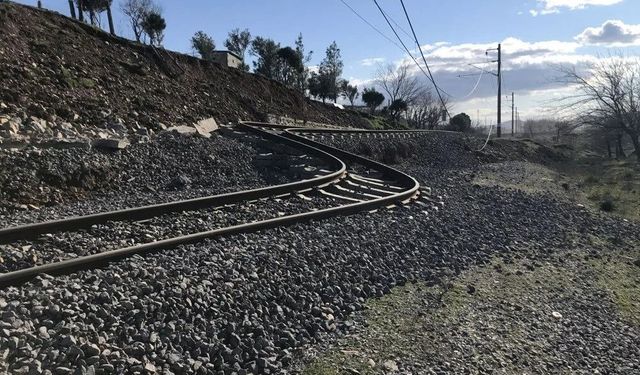 Deprem rayları tel gibi büktü