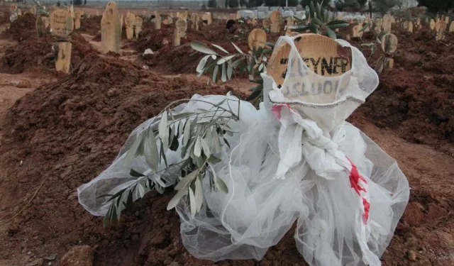 Depremde ölenlerin yarım kalan hikayeleri mezarlara yansıdı