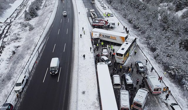 Anadolu Otoyolu'nun Bolu kesiminde 6 aracın karıştığı kazada 5 kişi yaralandı