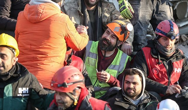 Depremzedeye sarılan gönüllü gözüne pansuman yaptırıp enkaza koştu