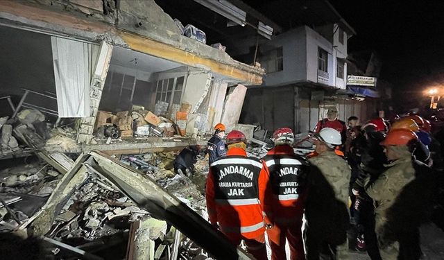 Hatay'ın Defne ilçesinde 6,4 büyüklüğünde deprem meydana geldi